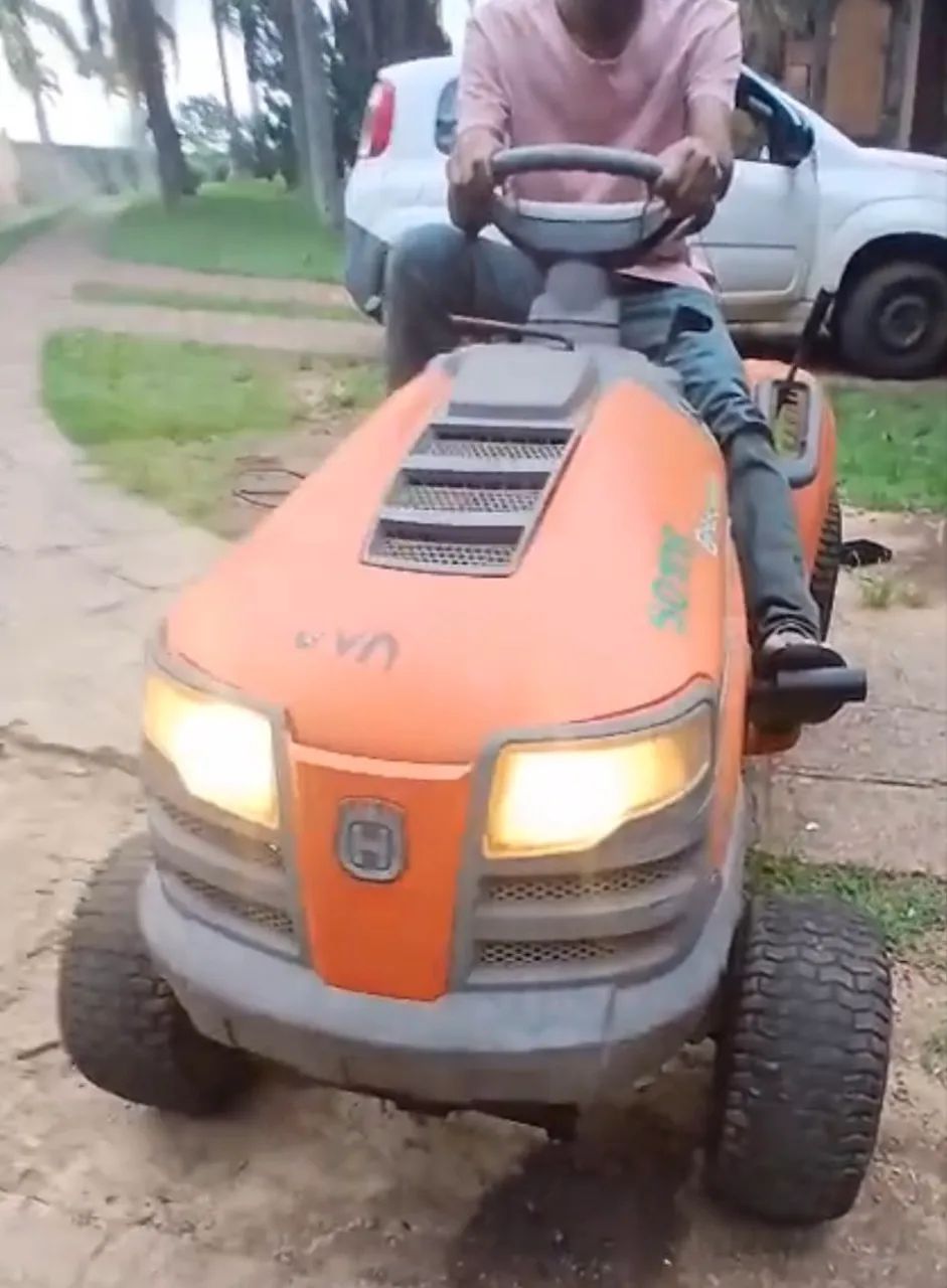 Trator cortador de grama Husqvarna LT 151 - Foto 2