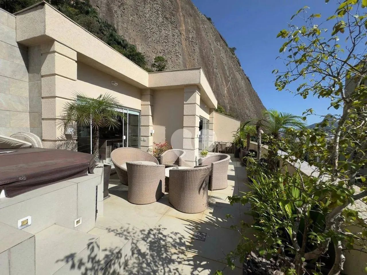 Prédio com piscina e academia! Cobertura com terraço amplo, 2 quartos (suíte), dependência