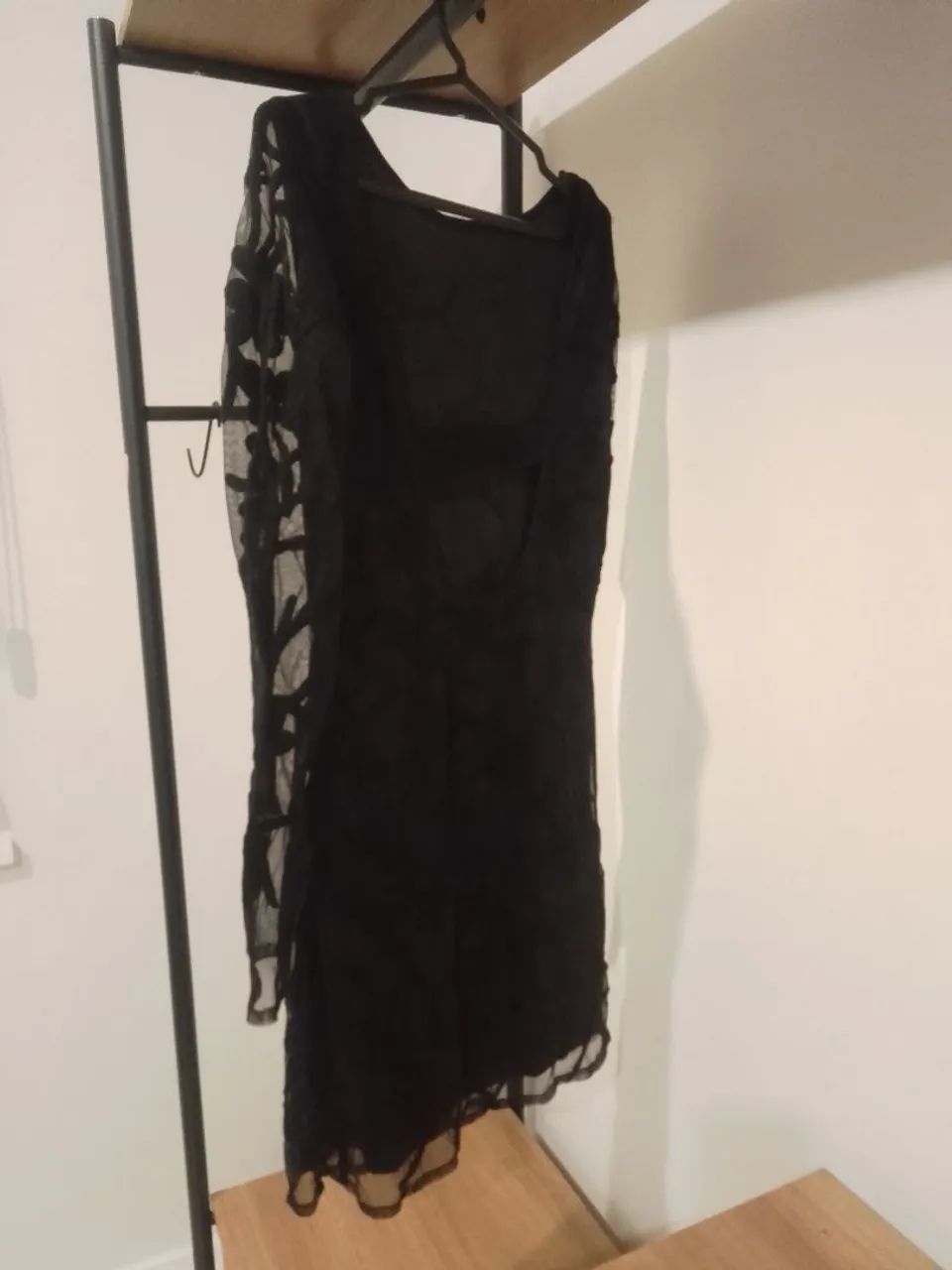 Vestido Preto com Bordado, mangas longas e decote nas costas  - Foto 5