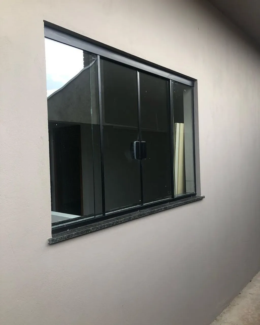 Janela de Vidro Temperado com Acabamento em Alumínio