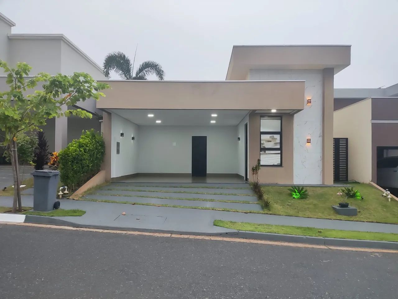 Alugo Casa Térrea no Condomínio Primor das Torres  R$ 8.500,00