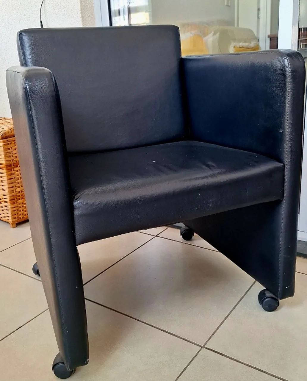 Poltrona preta em couro - Foto 2