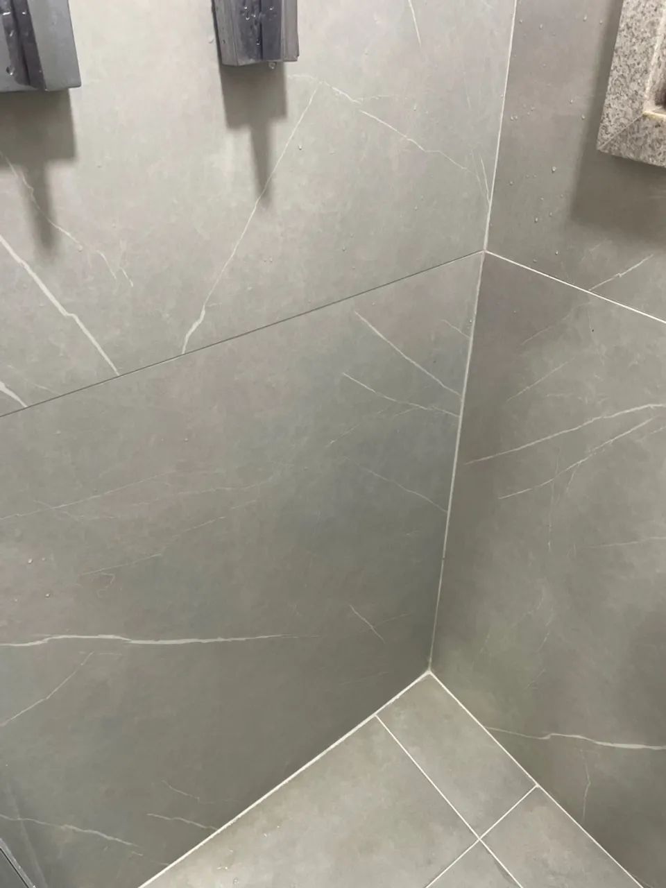 Duas peças de 94x94 de porcelanato Revestimento Cinza Elegante para Banheiro - Foto 2
