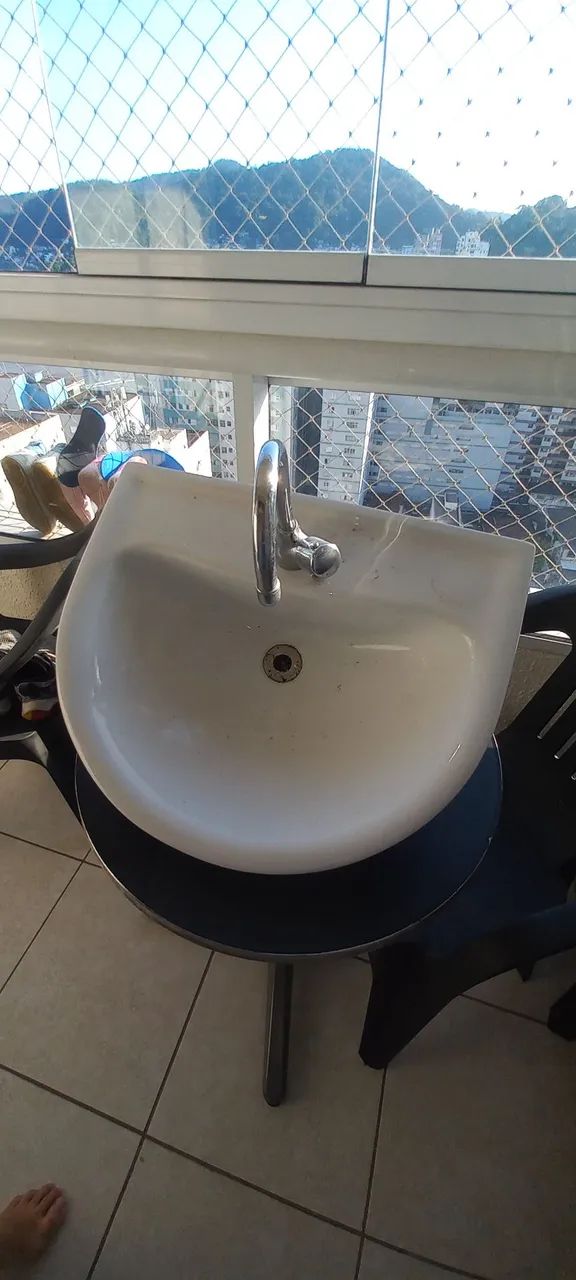 Pia e torneira ceramica branca