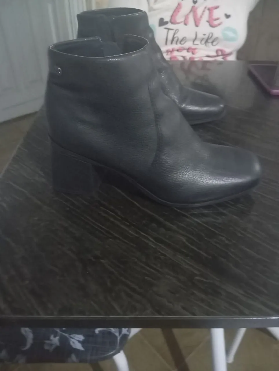 Bota Feminina de Couro Preta - Elegância e Conforto!