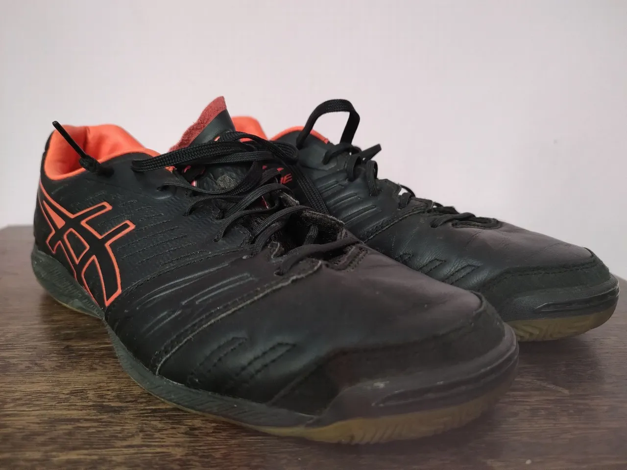 Chuteira Asics original Futsal Preto e Laranja tamanho 38