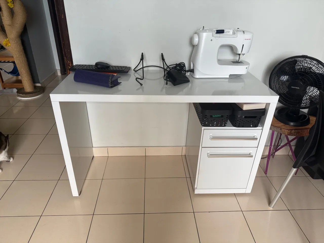 Escrivaninha Branca com Gavetas e Compartimentos