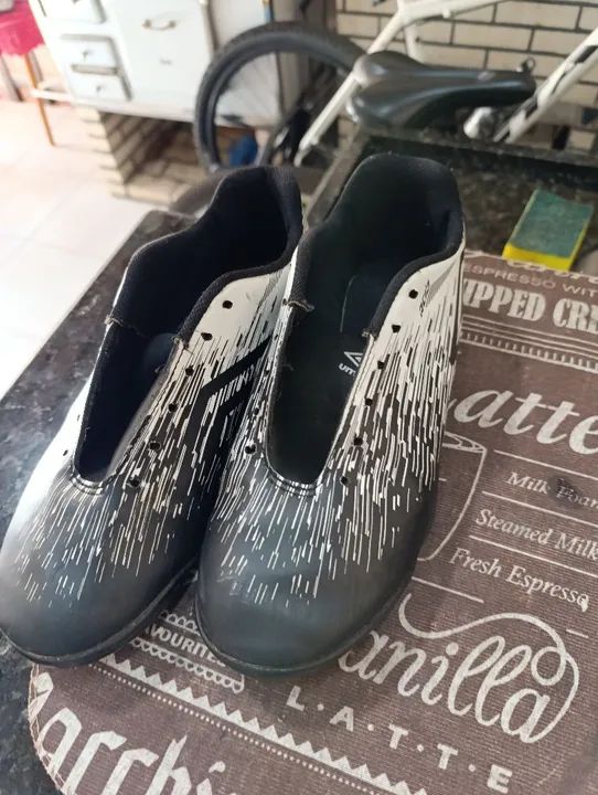 Chuteira society umbro e adidas