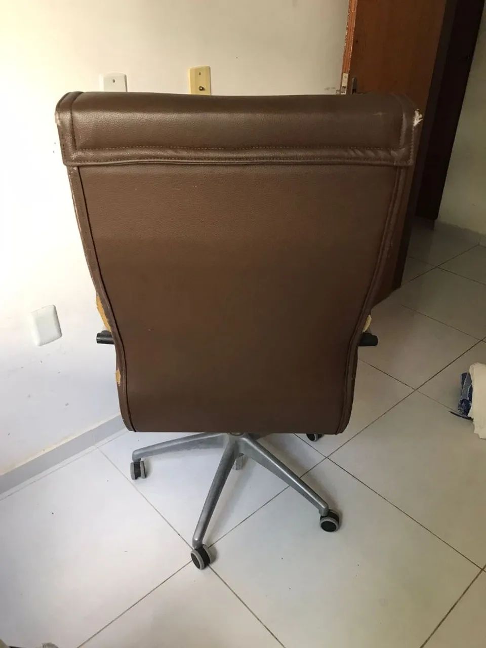 Cadeira Presidente Realli - Couro Marrom - Conforto e Elegância  (Necessita de Reparo) - Foto 3