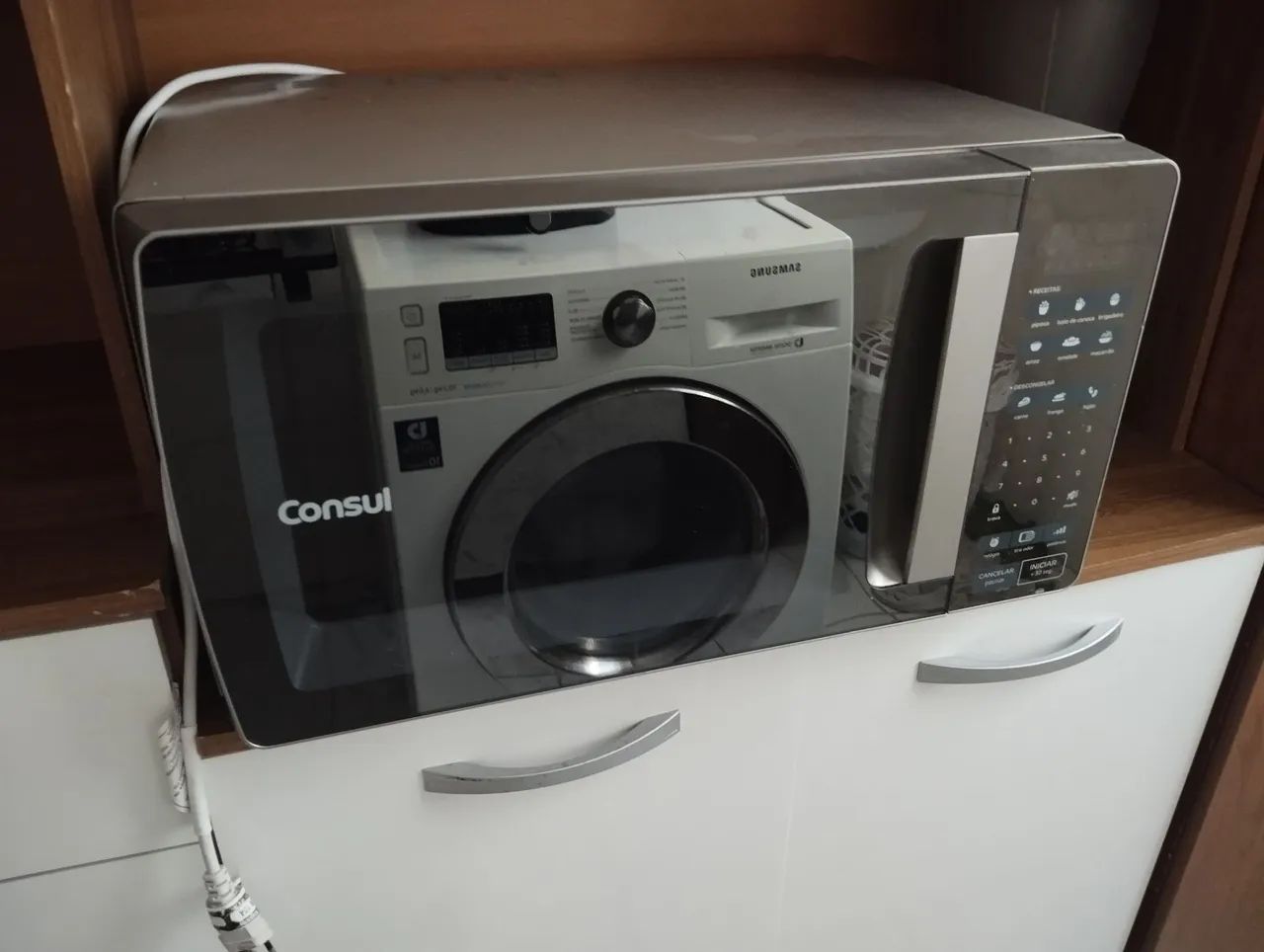 Micro-ondas Consul com design moderno