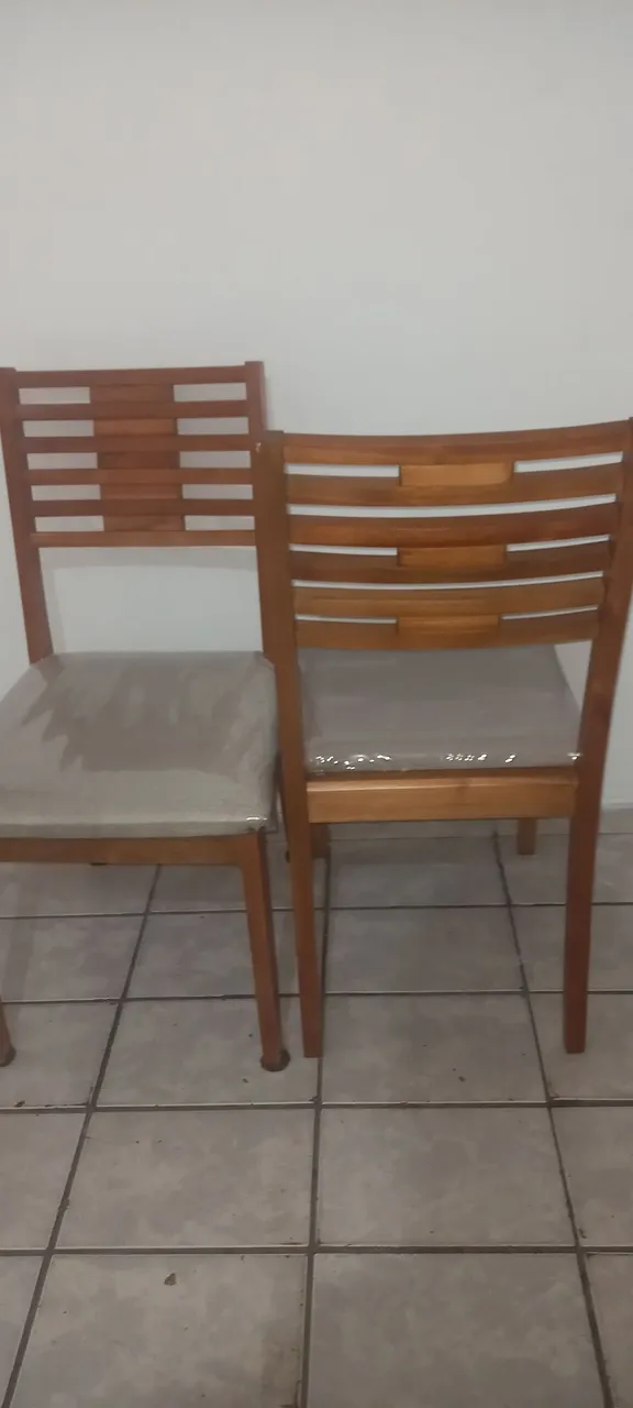 Cadeiras de madeira para sala de jantar são 4 cadeiras.