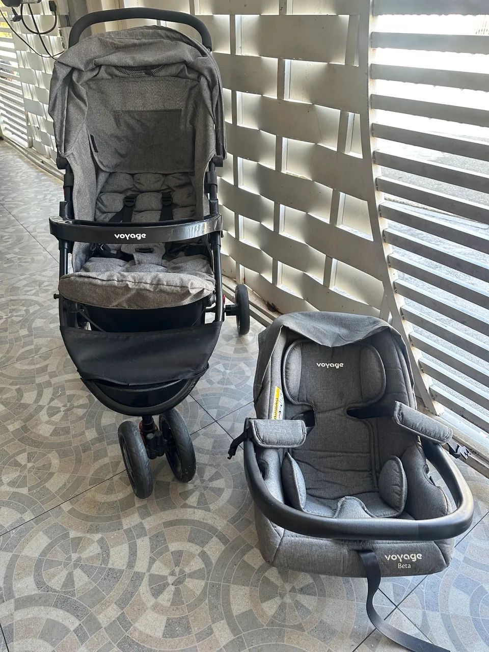 Carrinho de bebê Cosco com bebê conforto 