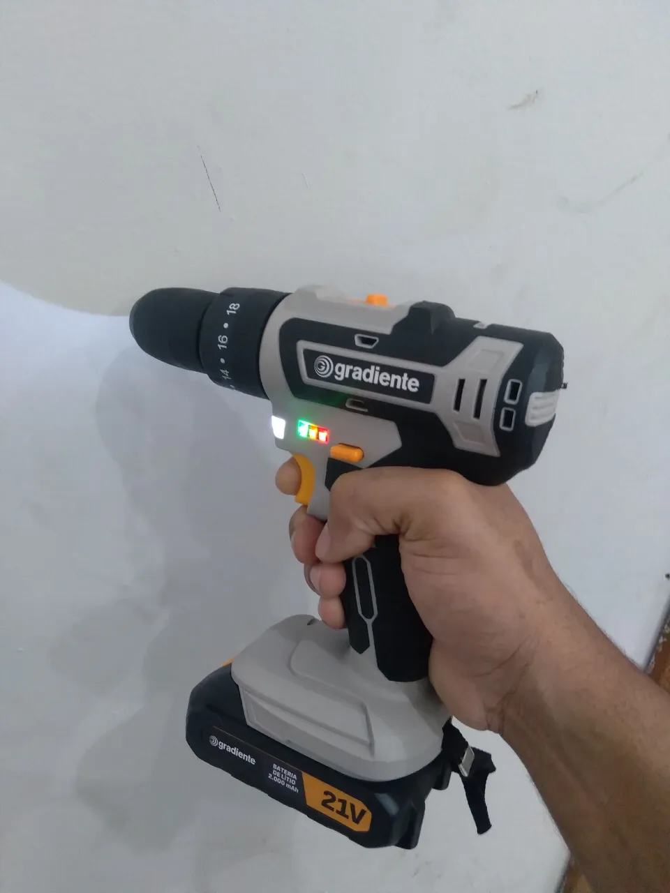 Parafusadeira/Furadeira Gradiente 21V - Nova!