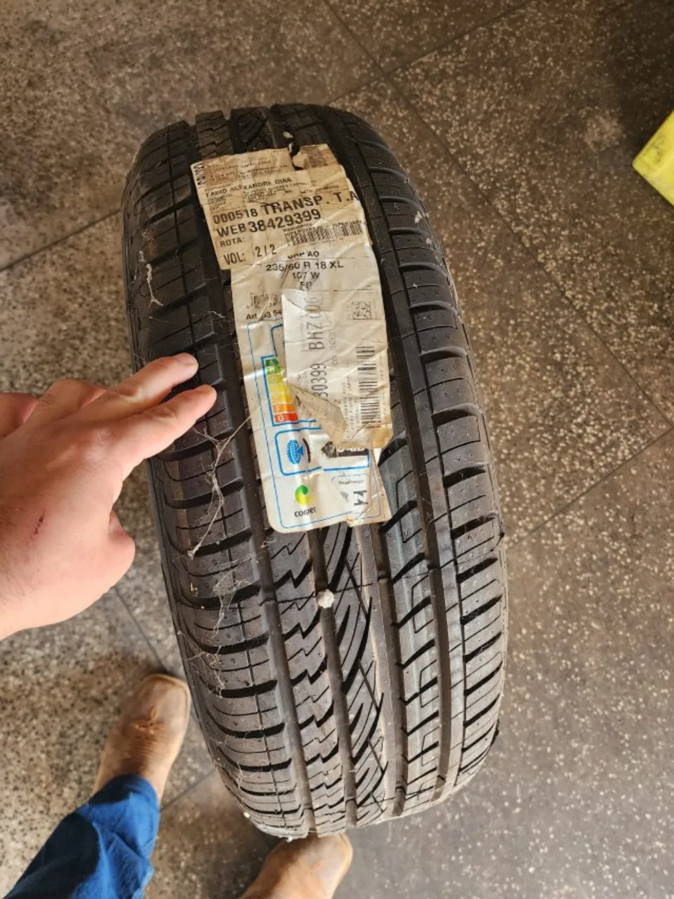 Vendo ou troco pneu novo continental Cross contact 235/60 R 18