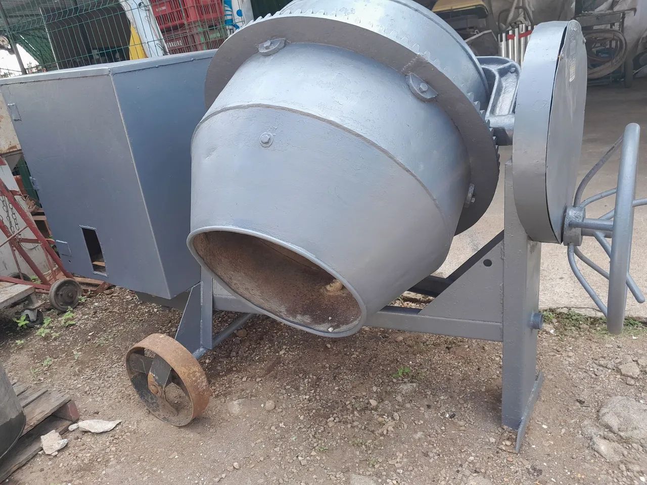 VENDO BETONEIRA 400 LITROS.