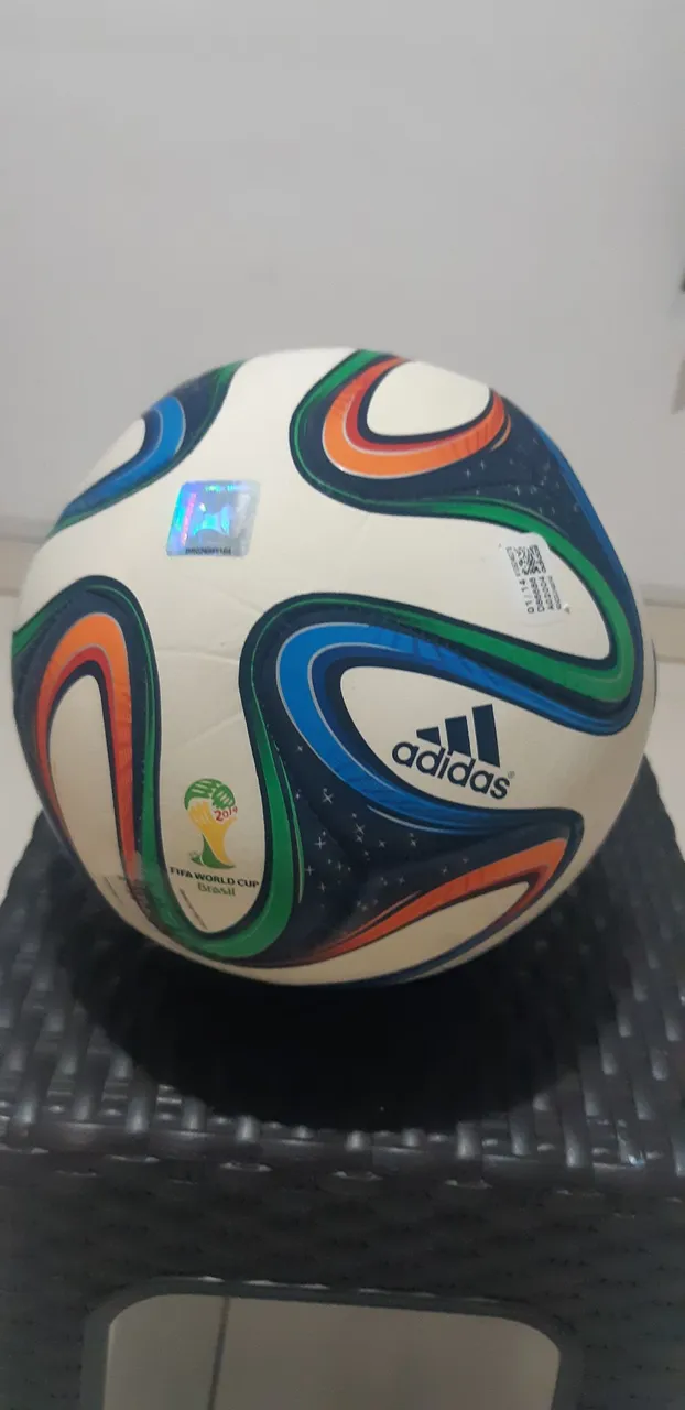 Bola de Futebol Adidas Brazuca - FIFA World Cup Brasil 2014