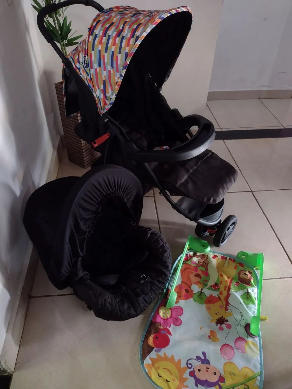 Carrinho com bebê conforto