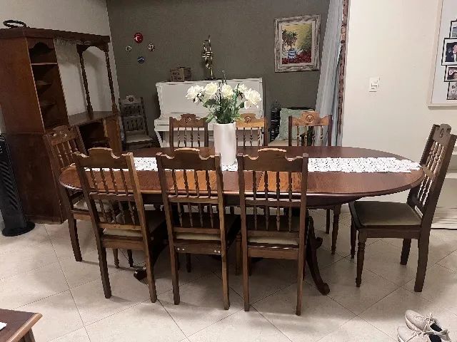 Mesa de jantar em madeira estilo colonial
