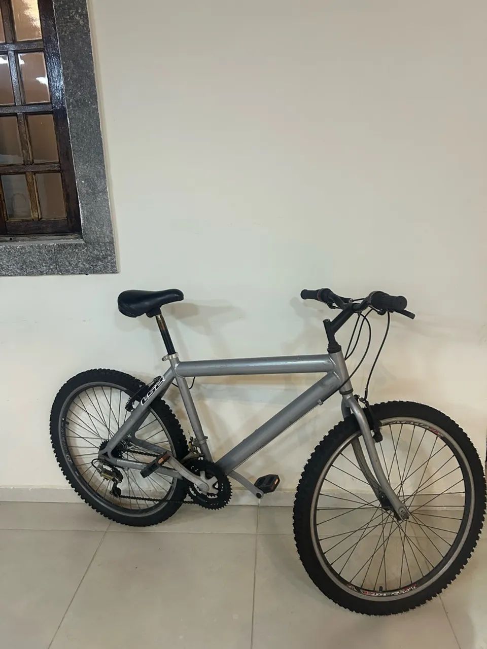 Bicicleta aro 16 prata mal usada em perfeito estado 