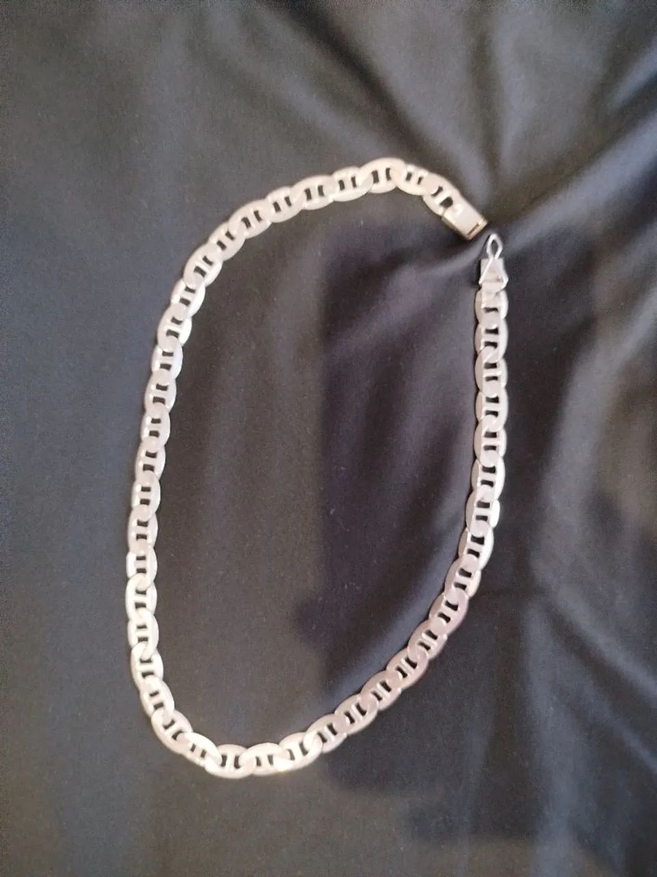 Cordão de prata.