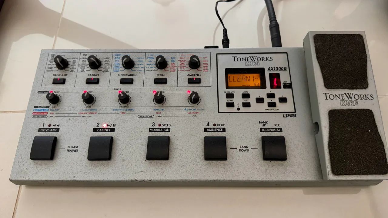 Pedaleira clássica Korg ToneWorks AX1000G *Perfeita