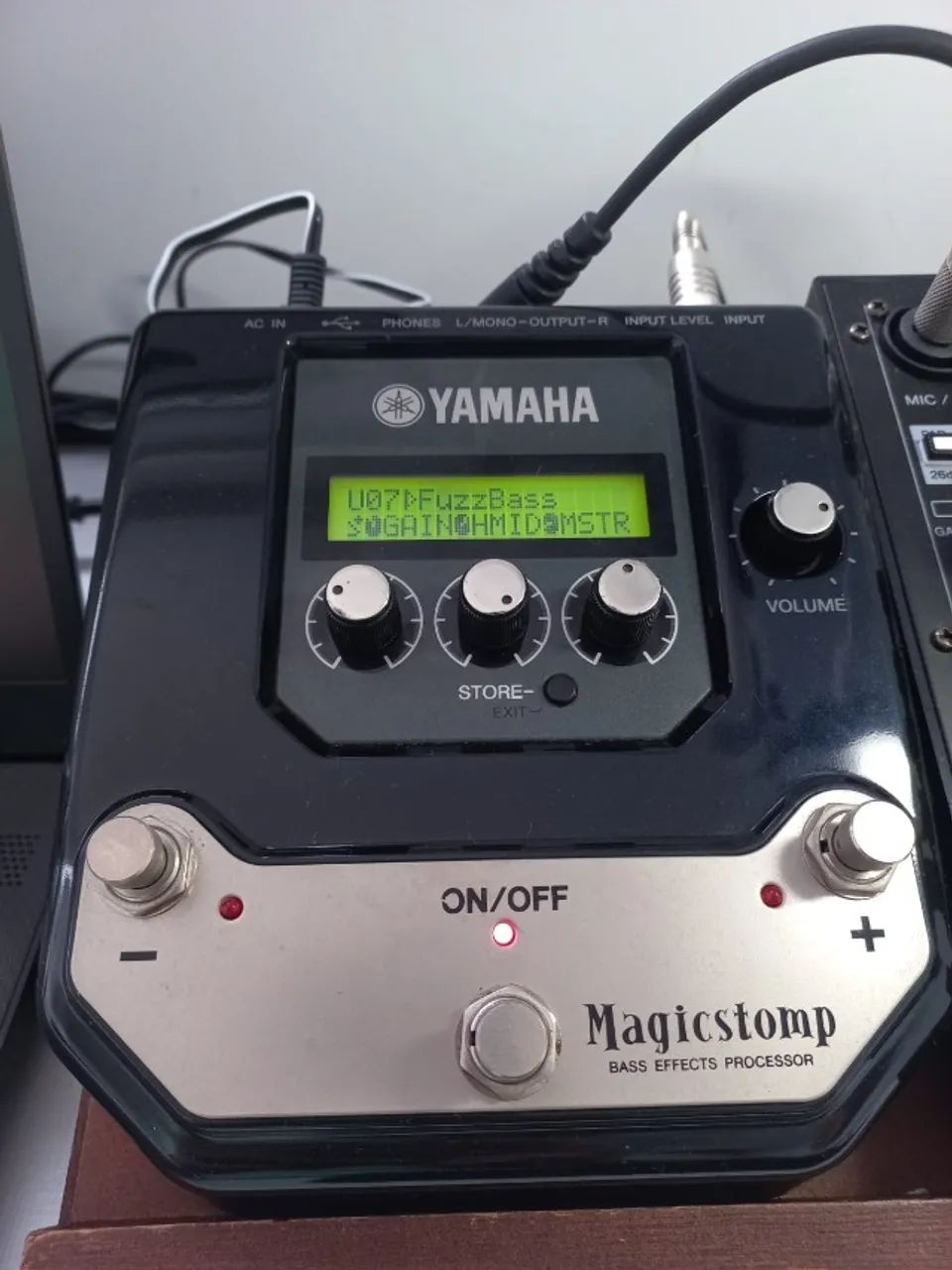 Yamaha Magicstomp para baixo e violão com fontes - Foto 2