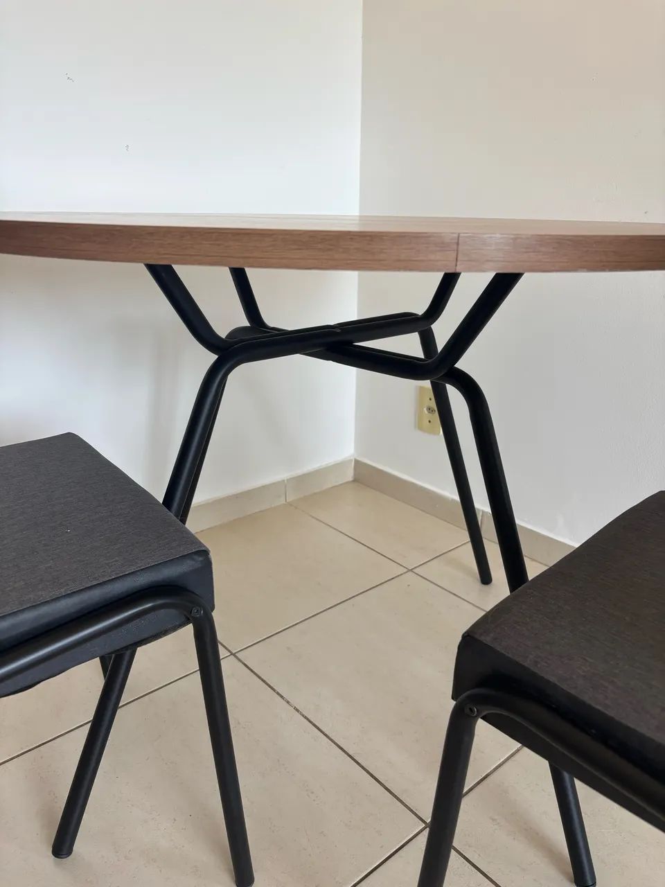 MESA COM 4 CADEIRAS - Foto 2