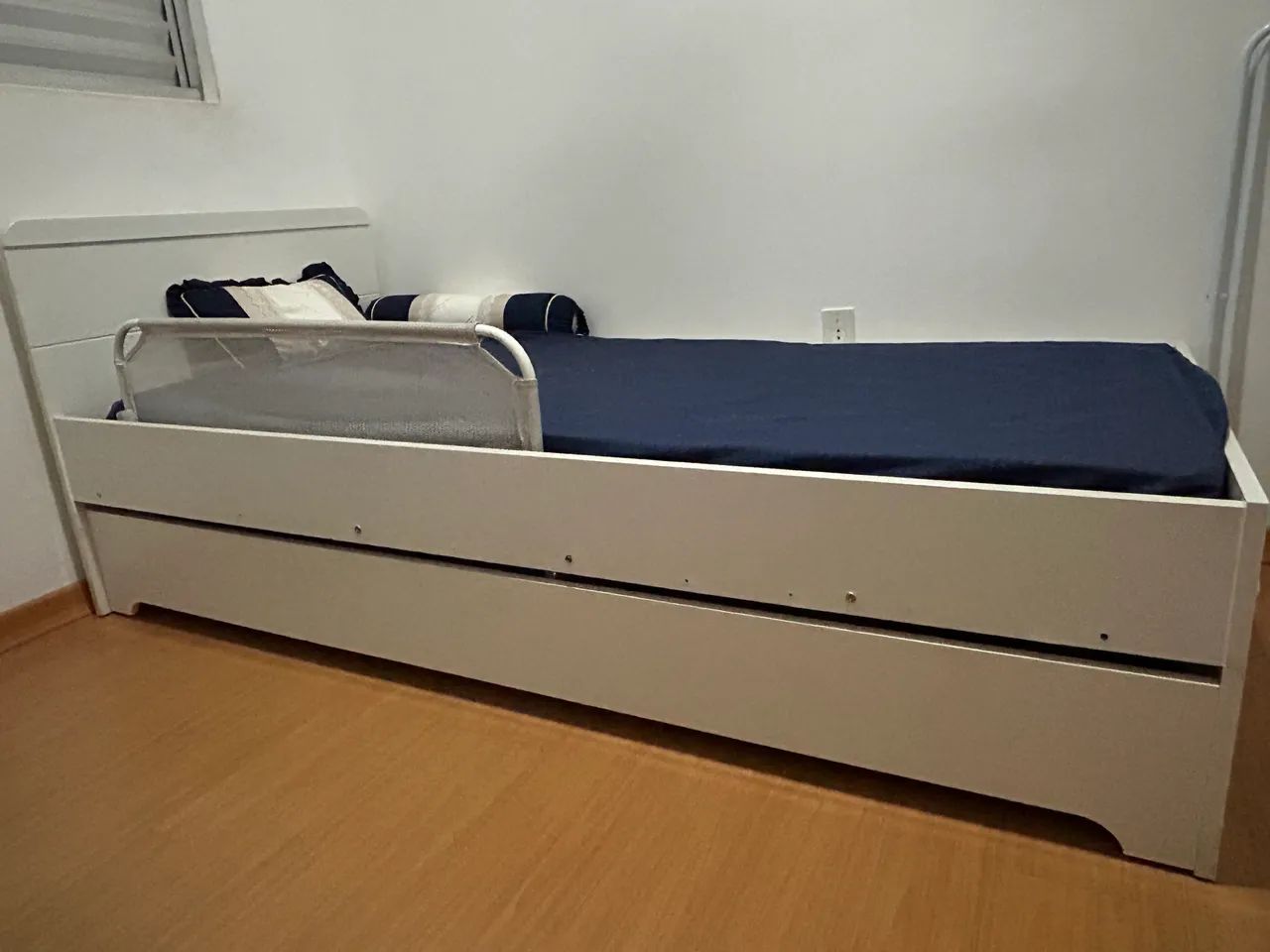 Cama juvenil com cama auxiliar - tamanho solteiro 