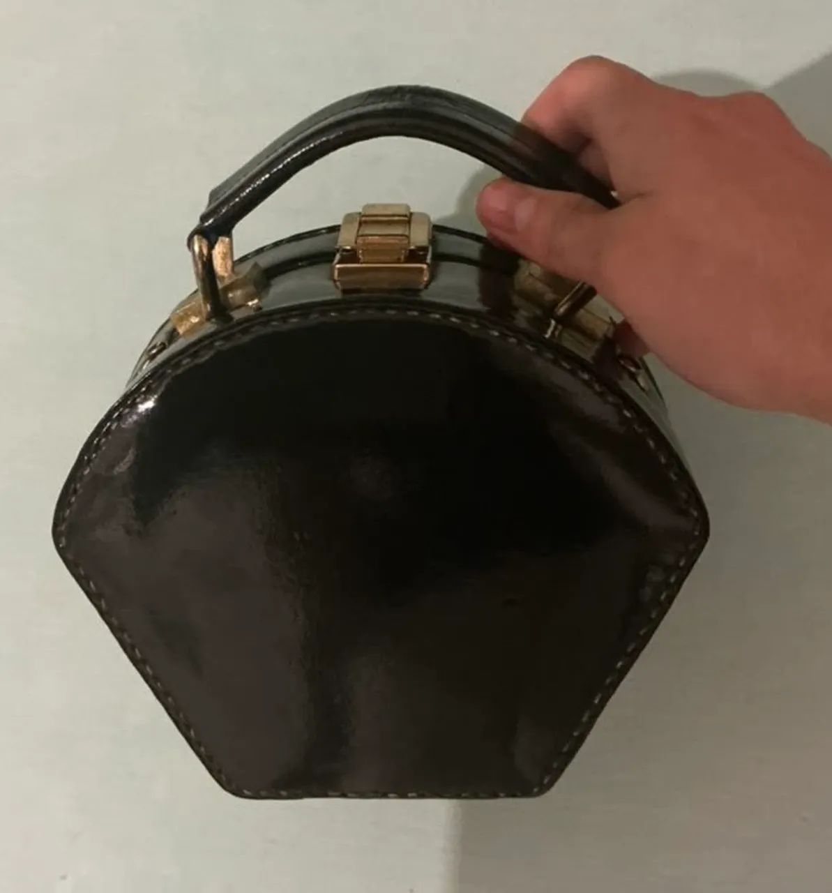 Bolsa Vintage Preta com Ferragens Douradas - Foto 2
