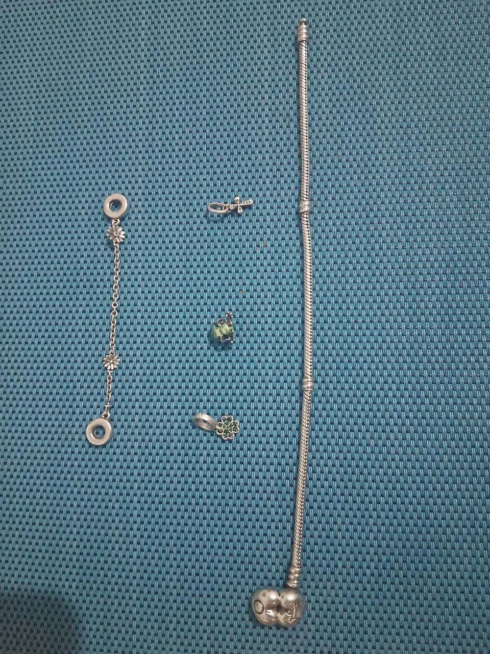 Pulseira Pandora fecho de coração 23cm com trava e berloques