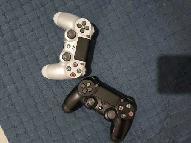 PS4 SLIM 1TB + 2 Controles - Foto 3