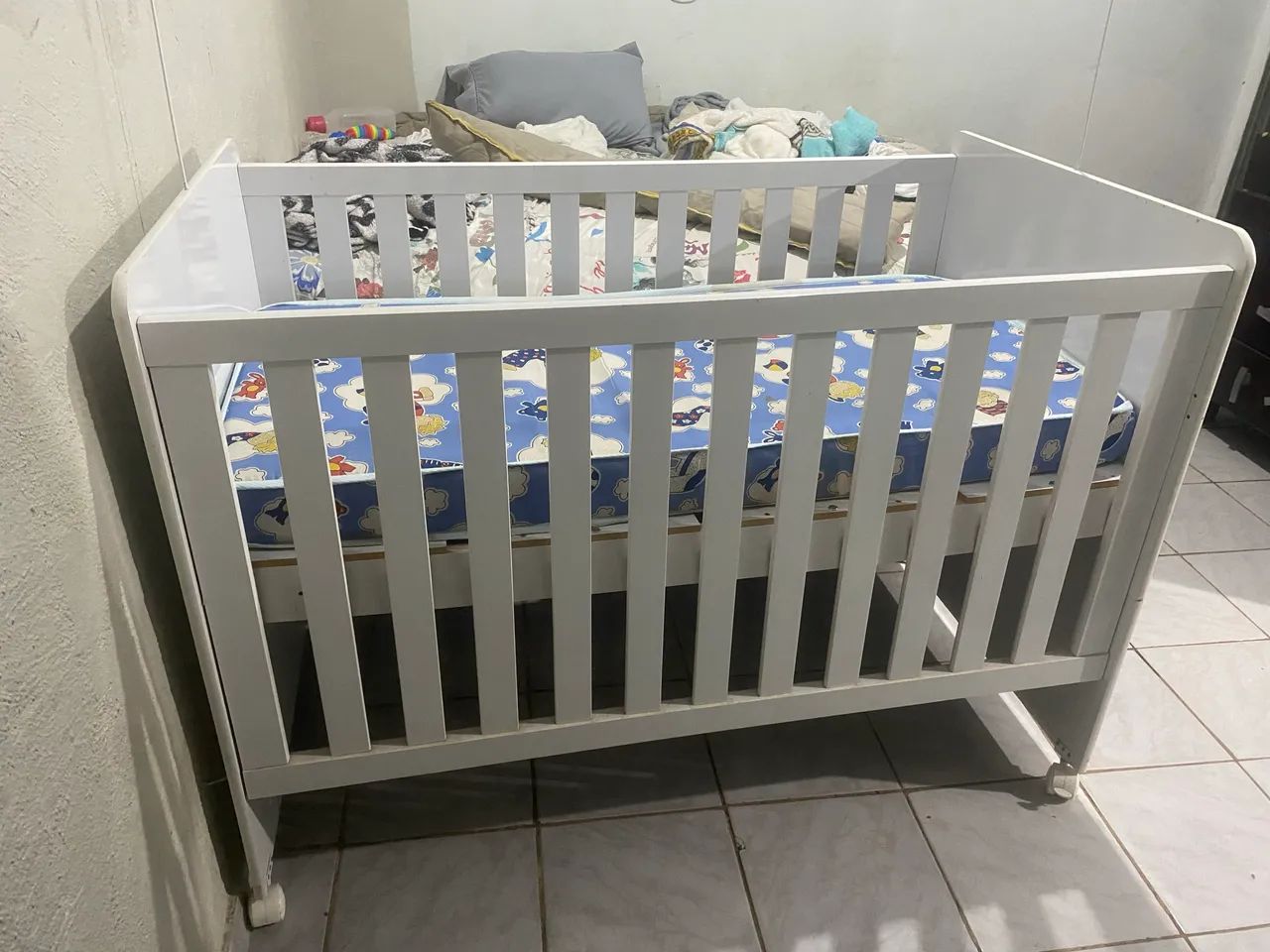 Berço com colchão e mosquiteiro 