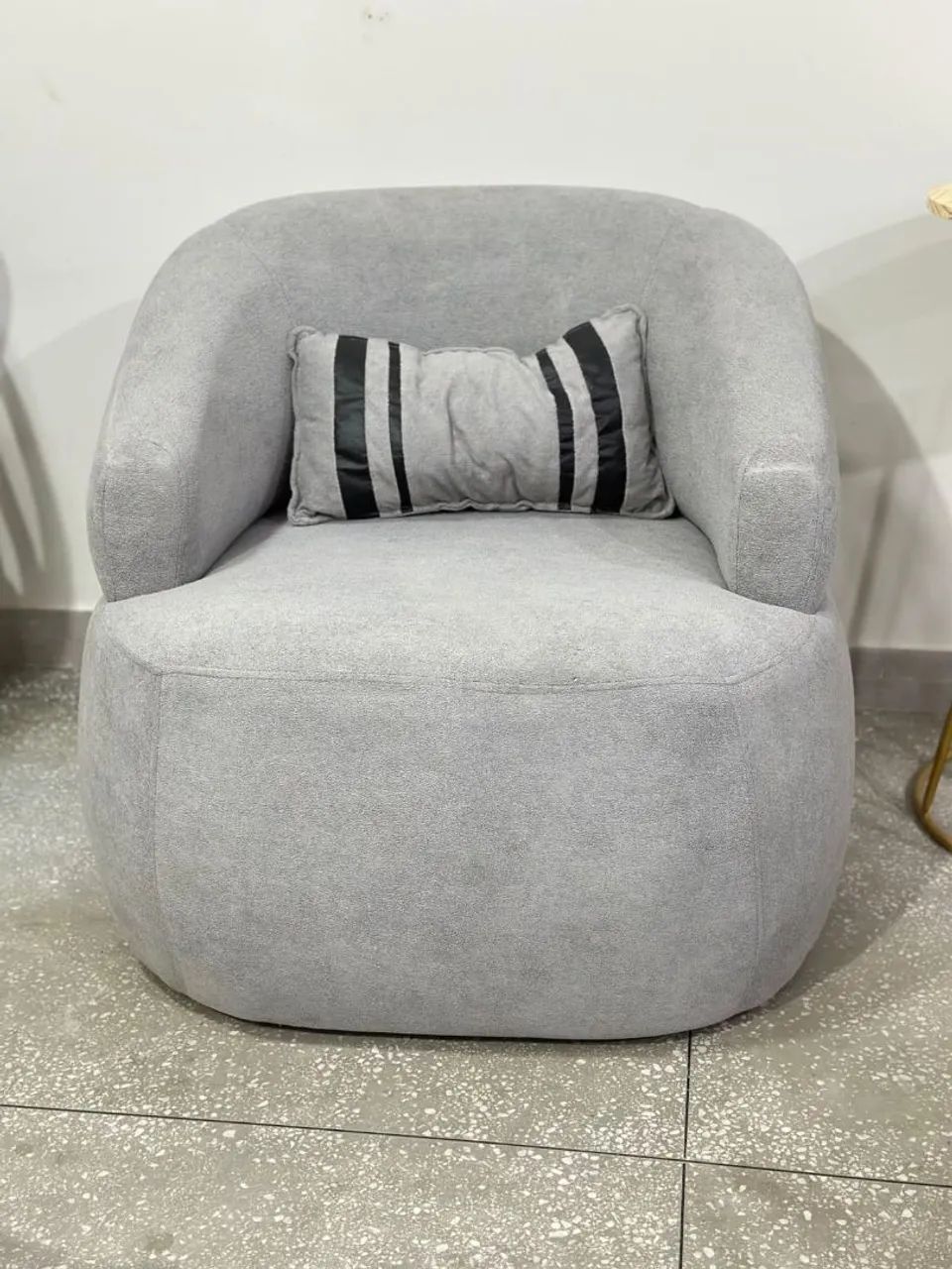 Poltrona Decorativa Cinza Super Confortável com Almofada - Linda e Moderna