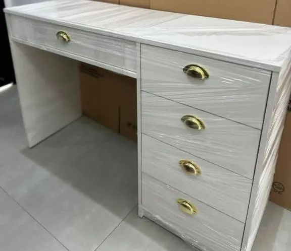 Mesa de manicure espaçosa com gavetas 