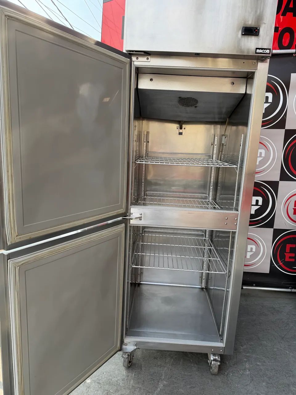 VENDO UMA GELADEIRA VERTICAL 2 PORTAS MACOM SEMI NOVA - Foto 4