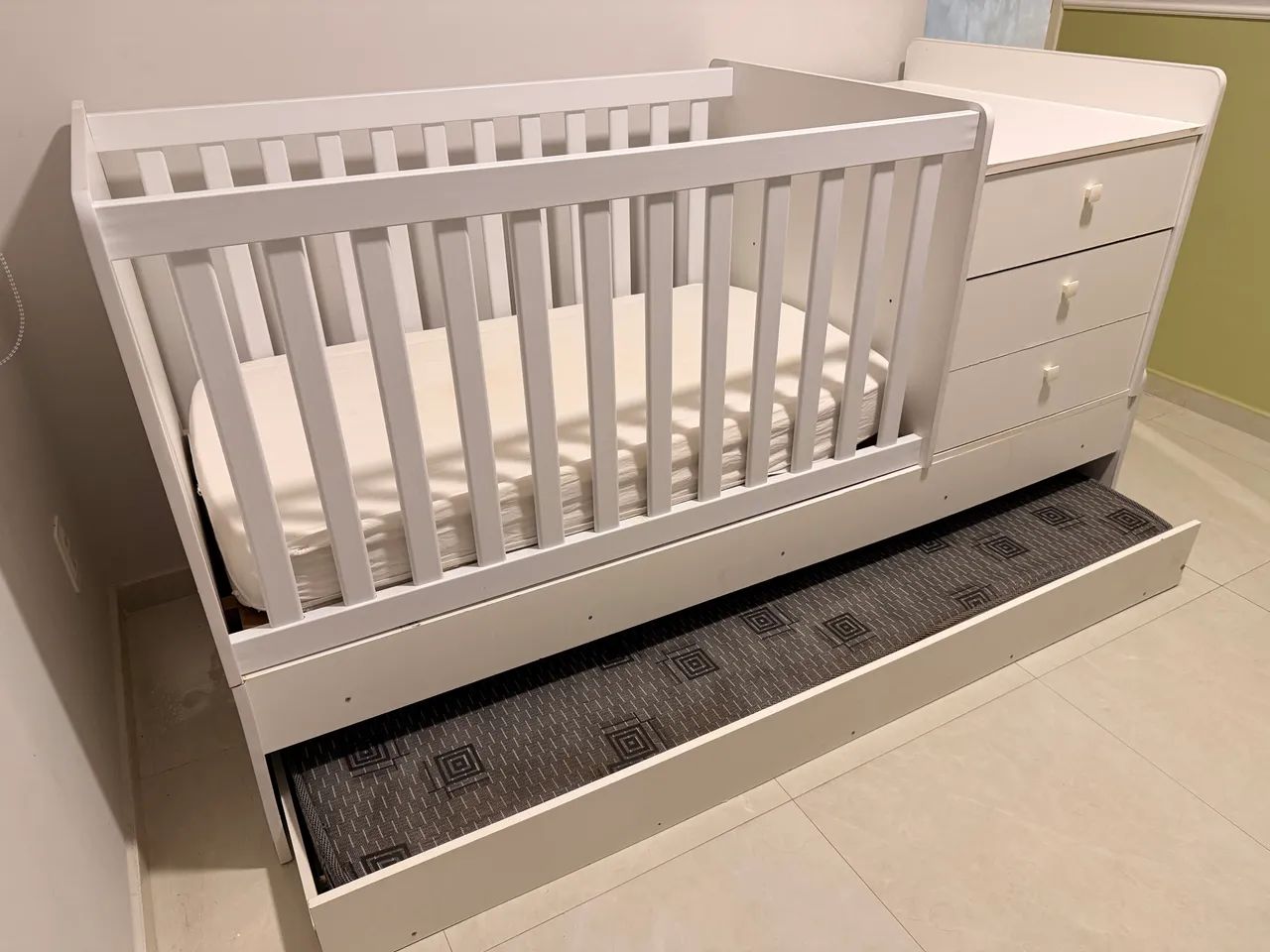 Berço com cômoda e cama auxiliar 