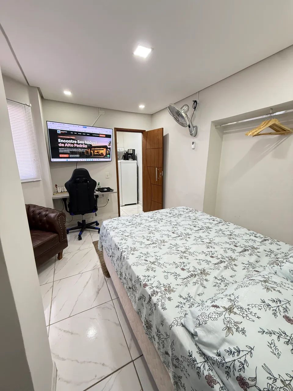 Apartamento climatizado com 1 quarto com suite, tv, wifi e jogo de cama completo.