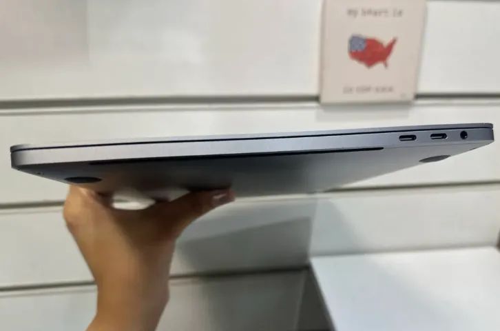 一部不具合 MacBook Pro 2020 13インチ i5 16G 512G 美品 MacBook Pro 2020 Core i5 16G SSD 512G