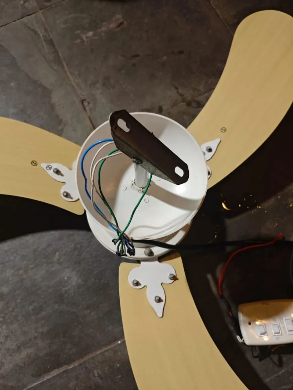 Ventilador De Teto 127V Branco e Madeira - Foto 4