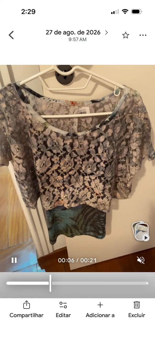 Camiseta de alça com sobreposição em renda 