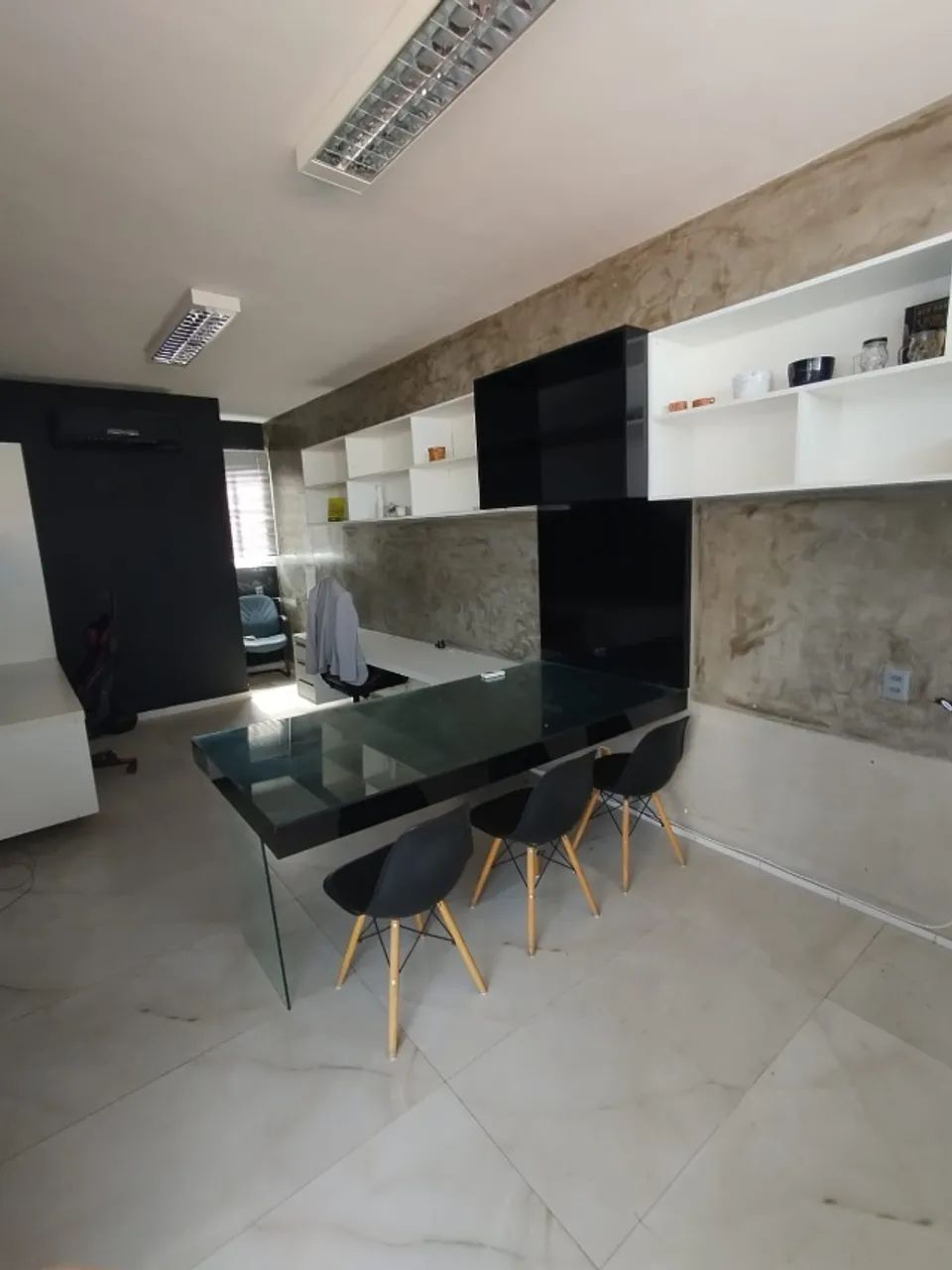 Sala Comercial Mobiliada - Av. Jóquei Clube, Jóquei - 23m² + Vaga