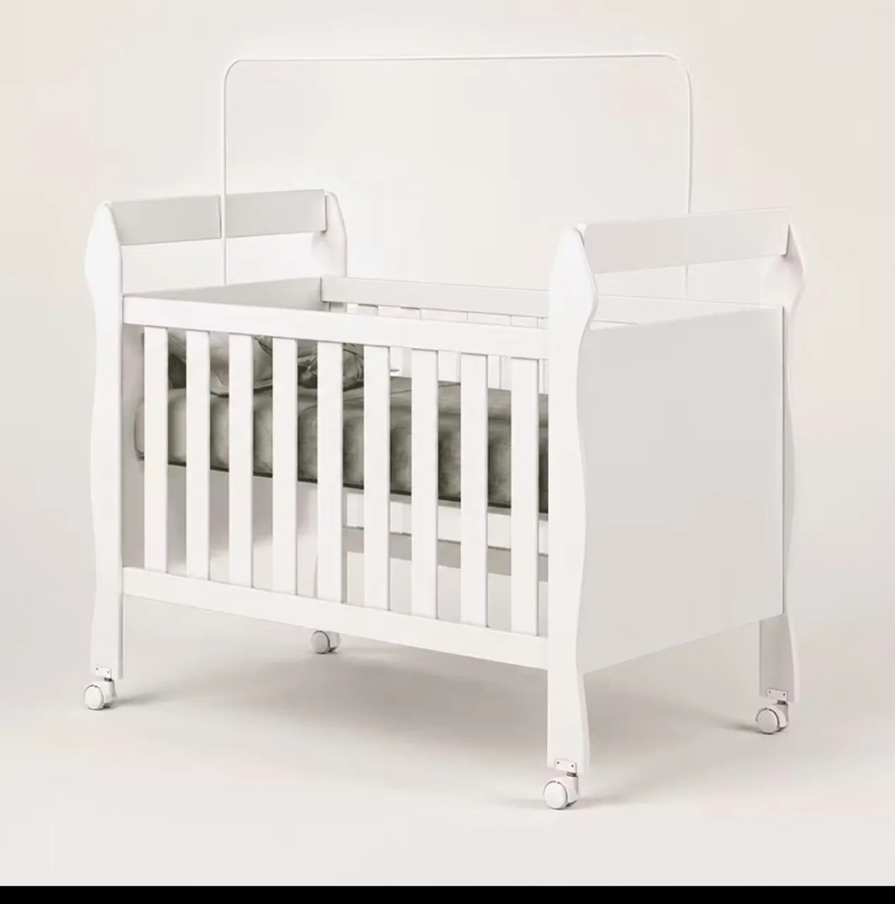 Berço de bebê americano praticamente novo com colchão 