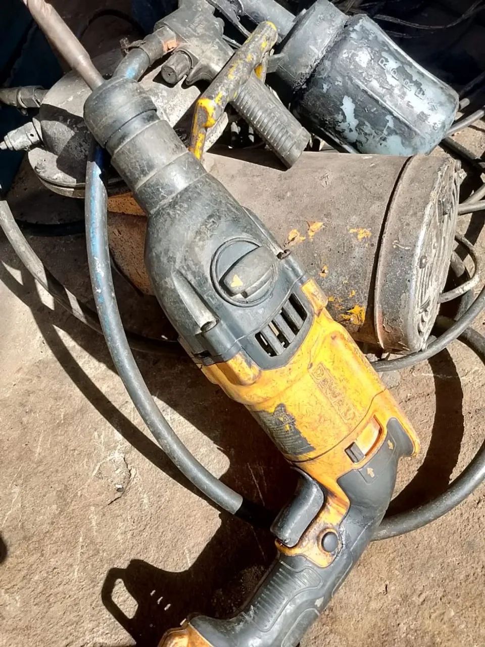 Vendo esse martelete funcionando perfeitamente valor 300 reas - Foto 2