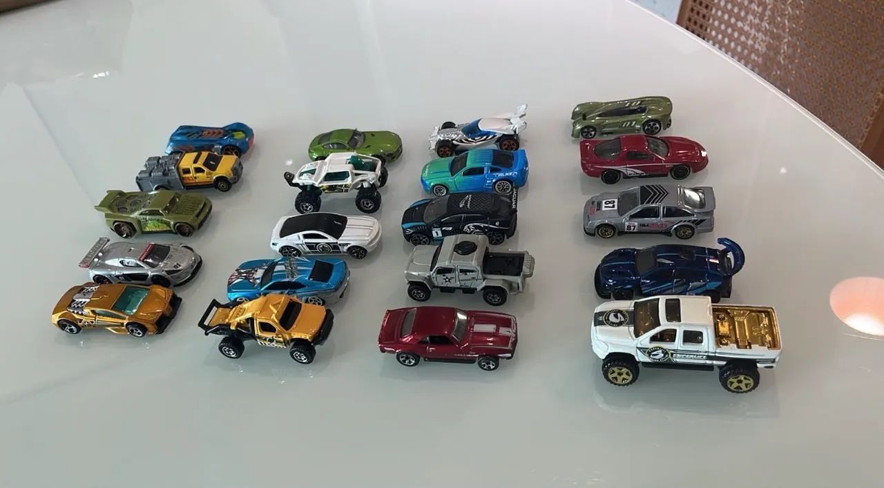 20 carrinhos hot wheels - Foto 2