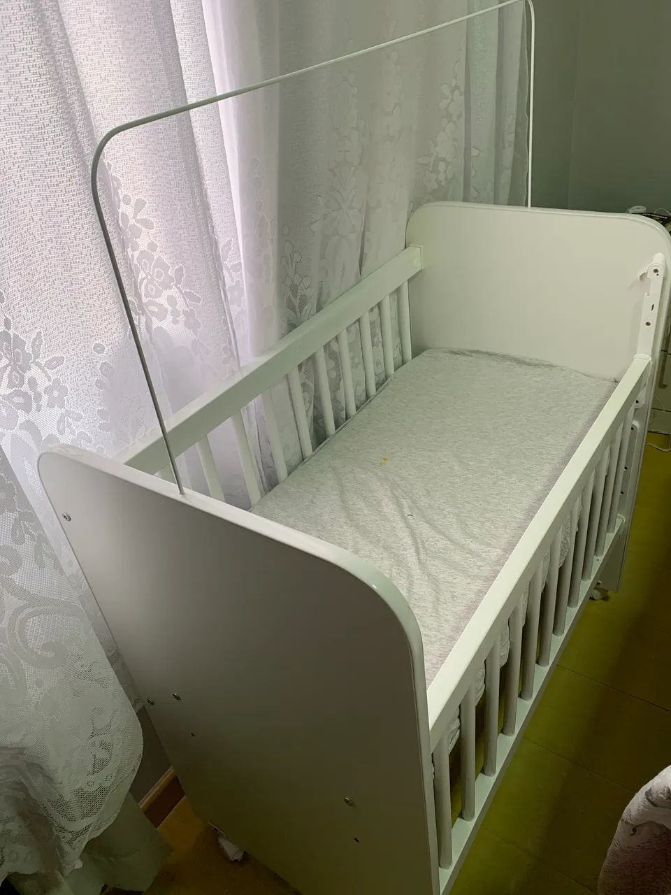 Mini berço com rodinhas e grade ajustável 