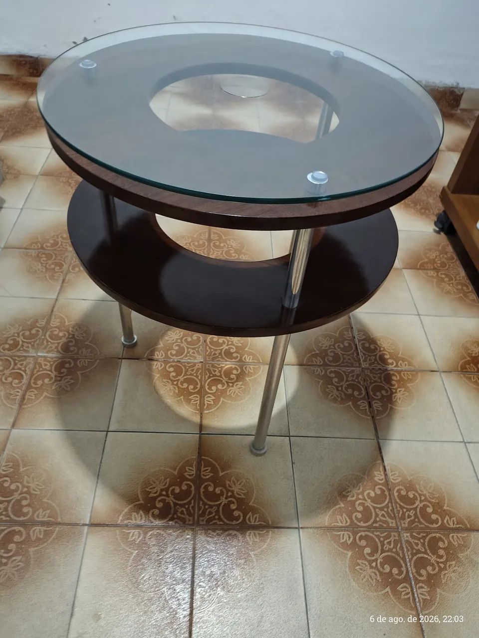 Mesa de centro tampo de vidro e pés de metal 