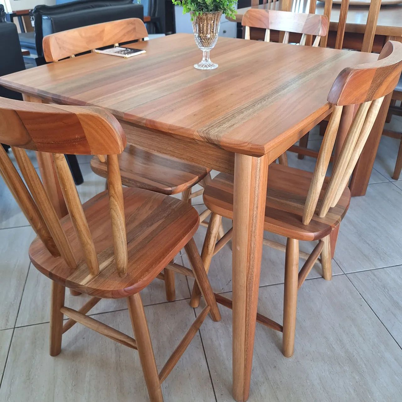 Mesa quadrada com 4 cadeiras, madeira 