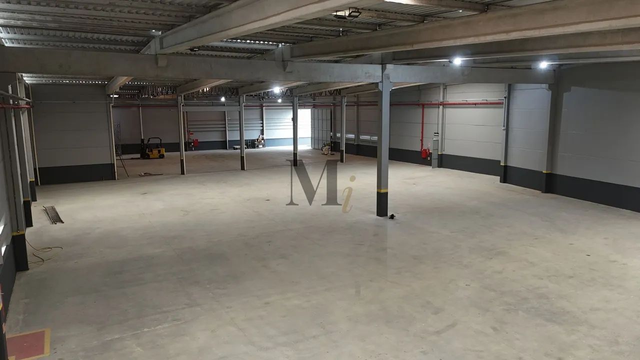Galpão com doca e estrutura de apoio com 2.325m2 de área total