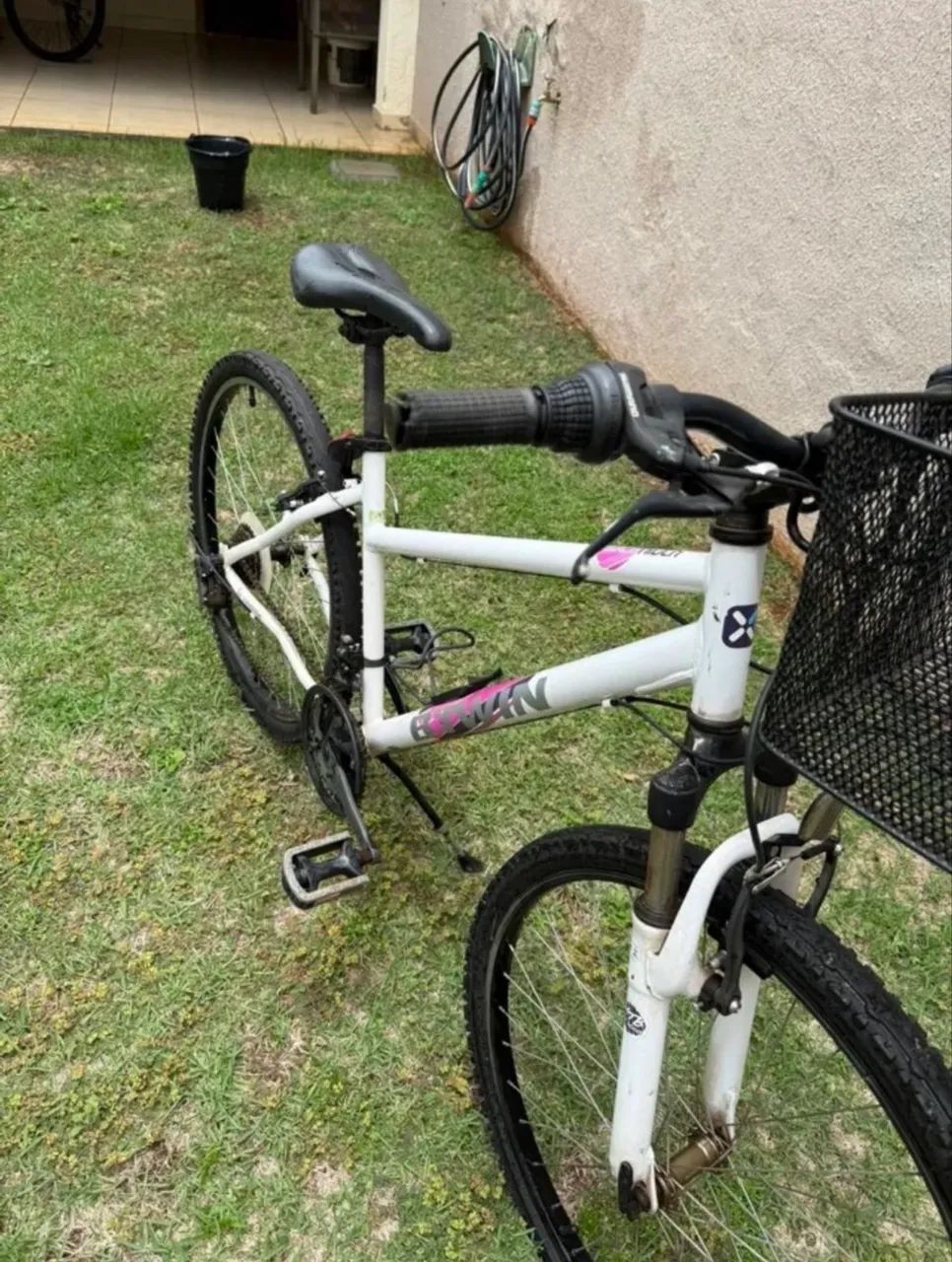 Bicicleta B'Twin Rockrider 300 - 26 Polegadas, equipada com cesta dianteira preta. - Foto 3