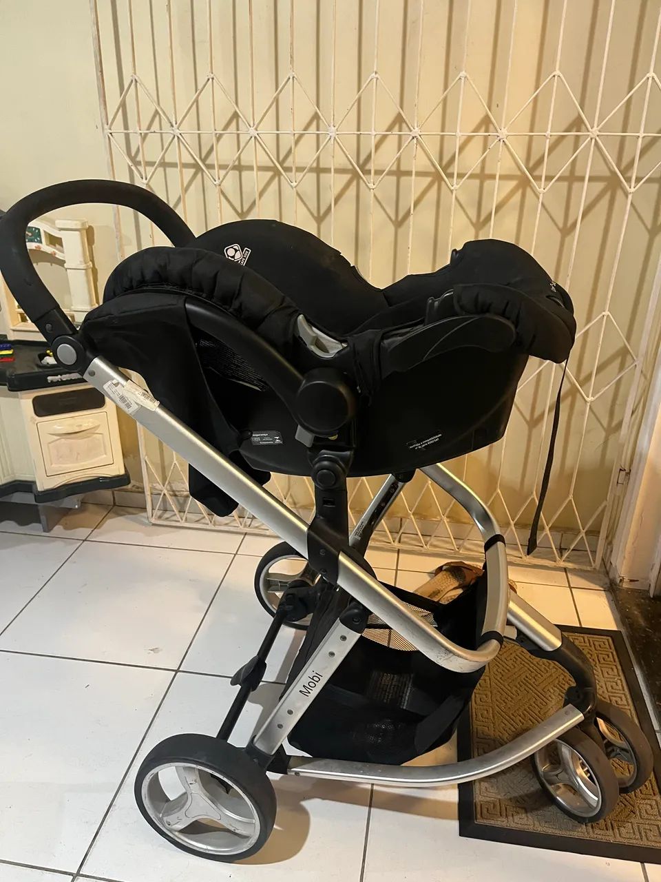 Carrinho de bebê com bebê conforto Mobi Safety 1st - Foto 2